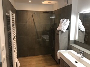 Dusche, Haartrockner, Handtücher