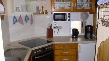 Kühlschrank, Ofen, Herdplatte, Wasserkocher mit Kaffee-/Teezubehör