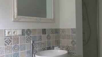 Dusche, Haartrockner, Handtücher, Seife