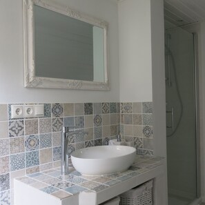 Dusche, Haartrockner, Handtücher, Seife