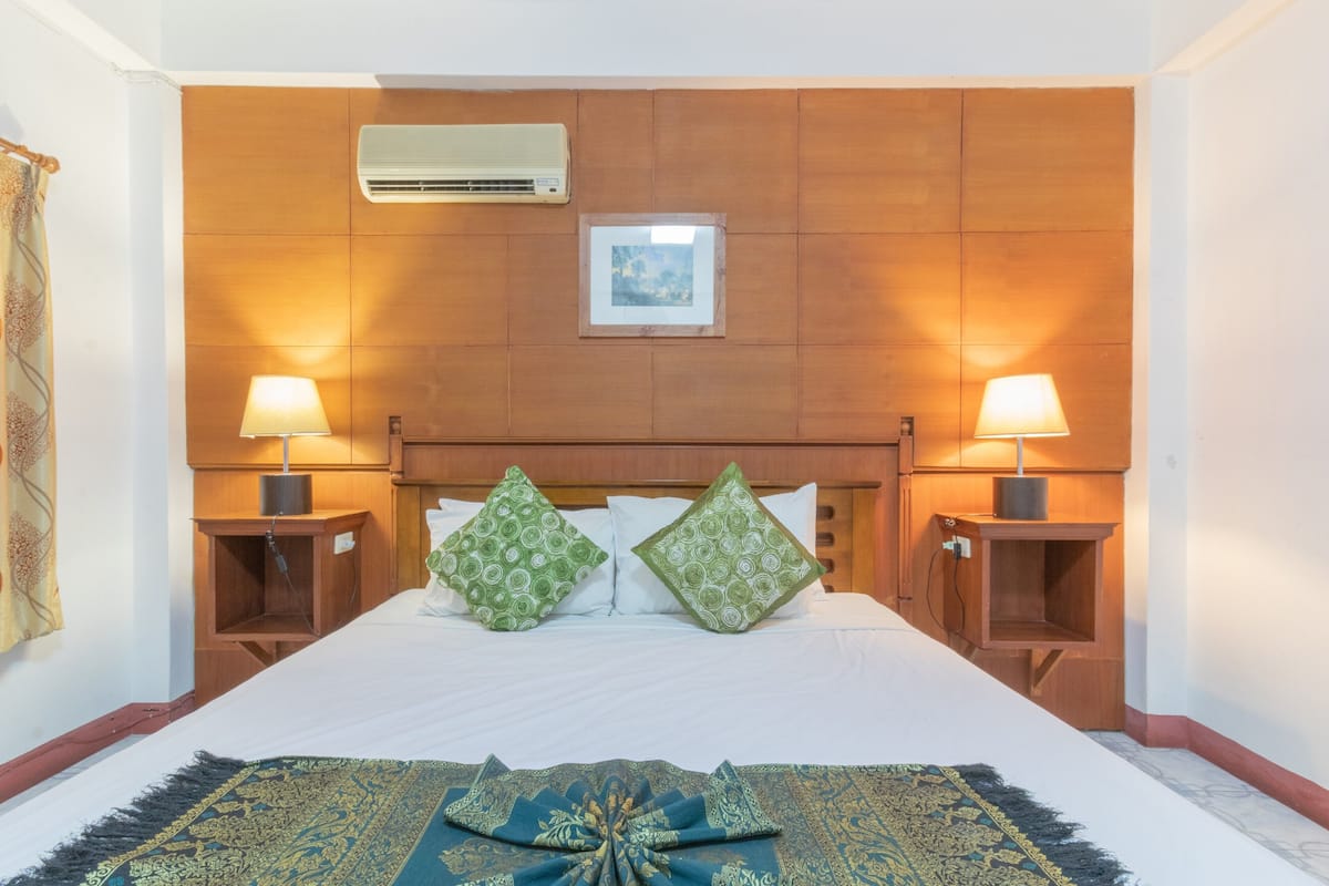 Minibar, cortinas blackout, wifi gratis y ropa de cama