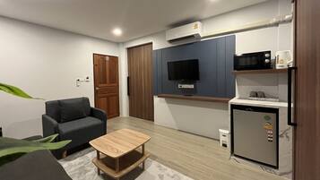 Deluxe-herbergi fyrir fjóra - 1 svefnherbergi | Stofa | Flatskjársjónvarp