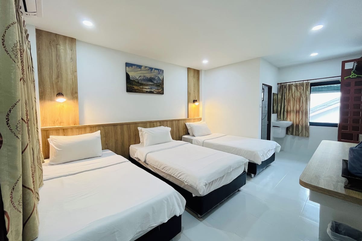 Triple Room (3 Single Beds) | Minibar, blackout curtains, free WiFi, bed sheets