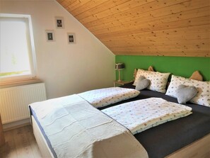 1 habitación, tabla de planchar con plancha y cuna de viaje