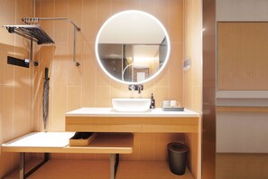 Superior Double Room | Bilik Mandi | Pancuran mandi, hulu semburan mandi hujan, pengering rambut, selipar 