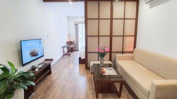 Habitación de lujo doble | Sala de estar | Televisión LCD de 50 pulgadas con canales premium, una televisión