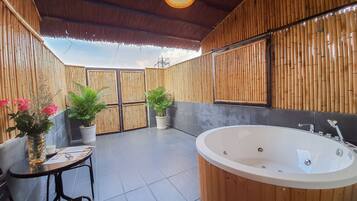 Design Studio, 1 Bedroom | Private spa tub