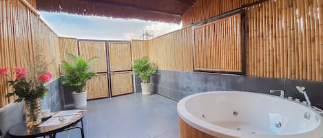 Bañera de hidromasaje privada