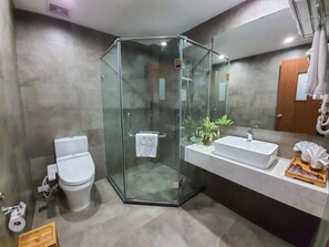 Suite, 2 chambres | Salle de bain | Baignoire et douche séparées, baignoire à remous, douche cascade