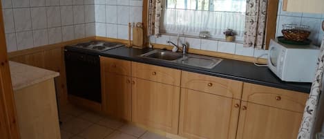 Geladeira, micro-ondas, cooktop, cafeteira/chaleira