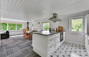 Réfrigérateur, plaque de cuisson, lave-vaisselle, cafetière/bouilloire