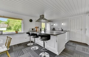 Réfrigérateur, plaque de cuisson, lave-vaisselle, cafetière/bouilloire