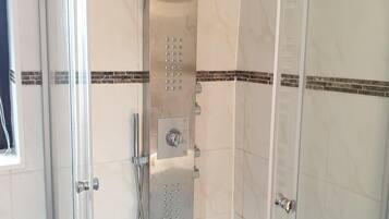 Ducha, secador de pelo, toallas y jabón