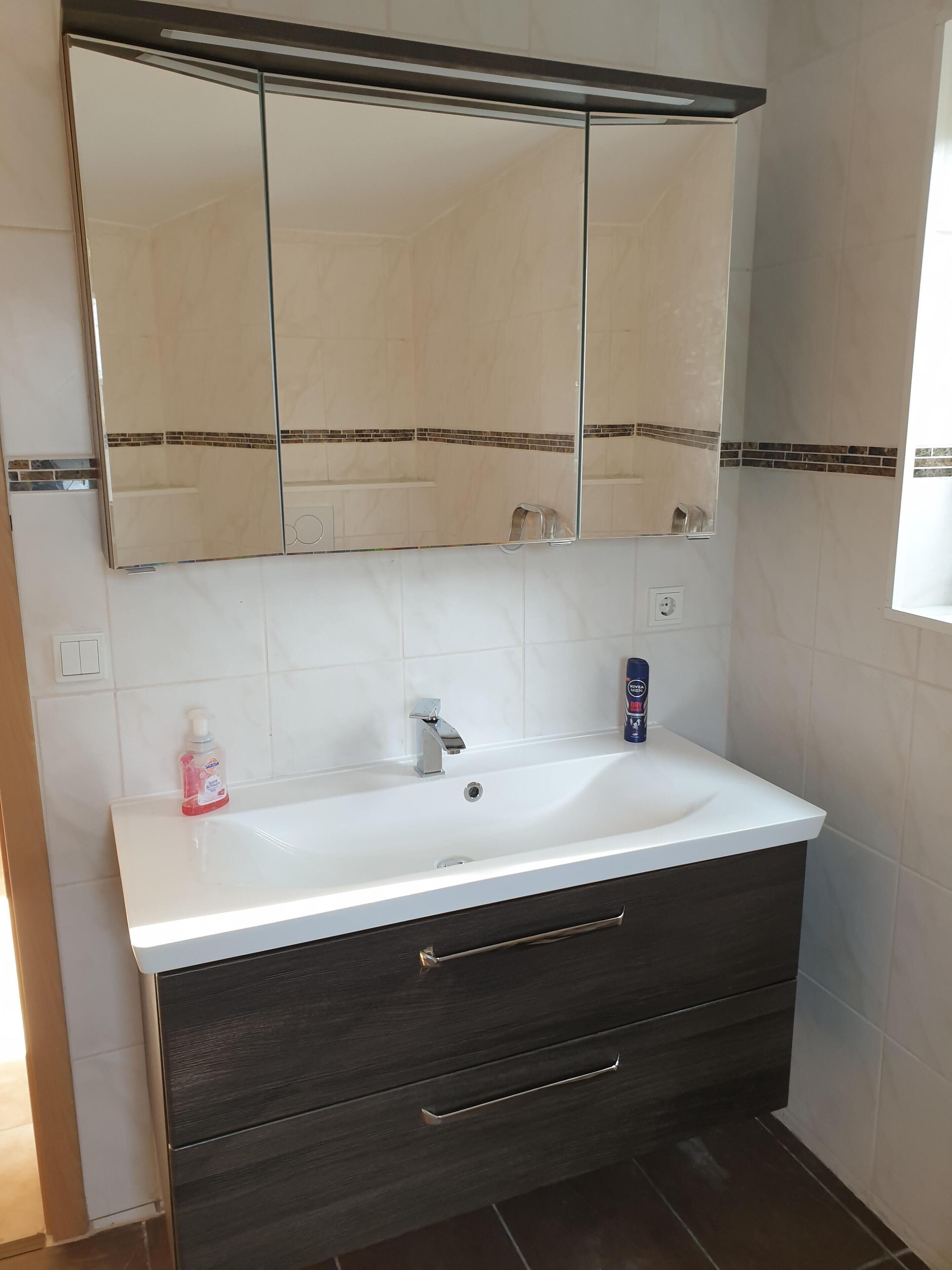 Douche, sèche-cheveux, serviettes fournies, savon