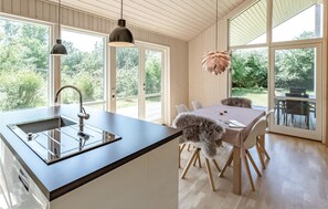 ثلاجة، موقد طهي مسطح، غسالة أطباق، ماكينة لصنع القهوة/الشاي