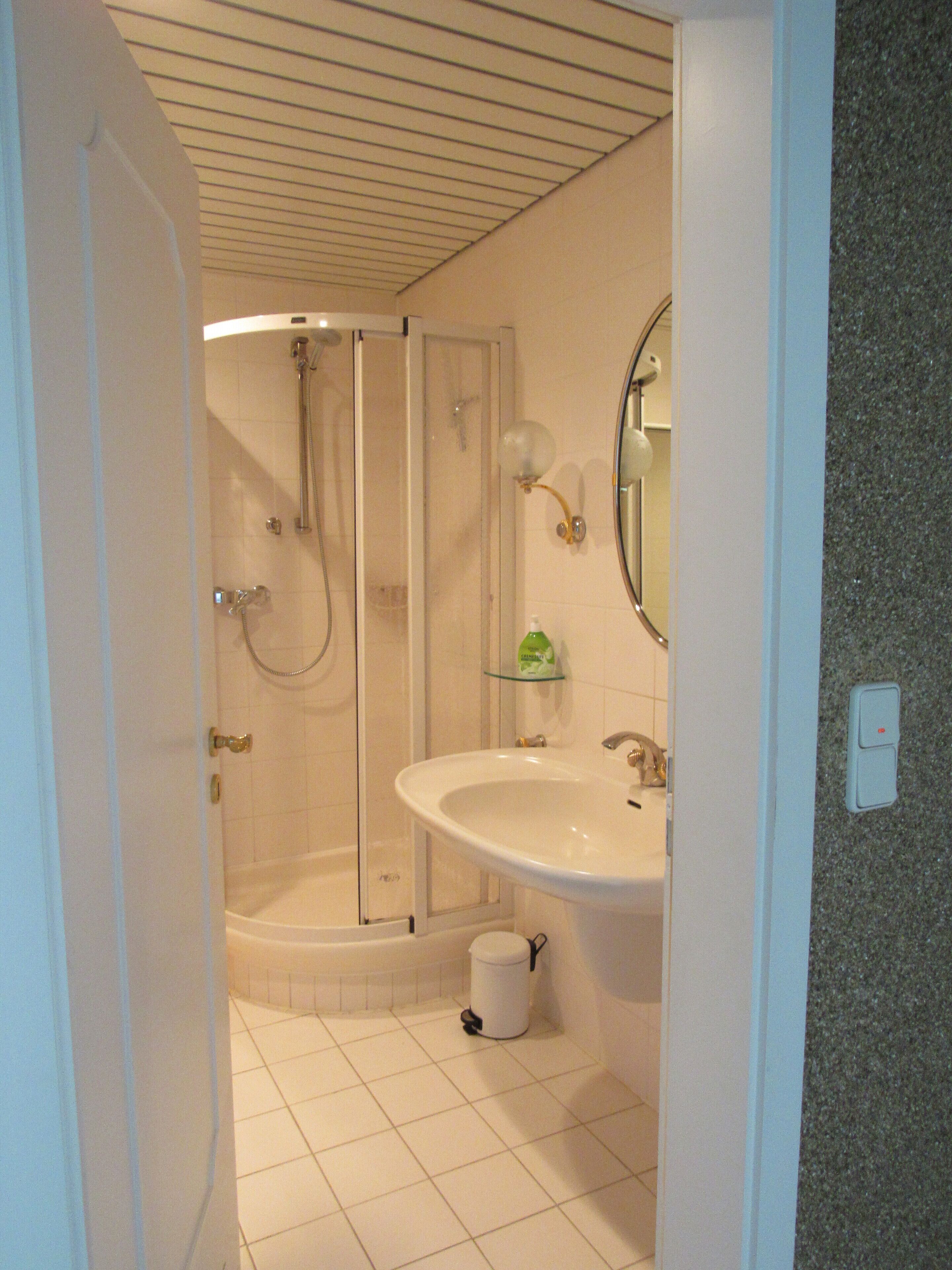 Badewanne, Haartrockner, Hausschuhe, Handtücher