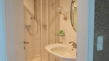 Badewanne, Haartrockner, Hausschuhe, Handtücher