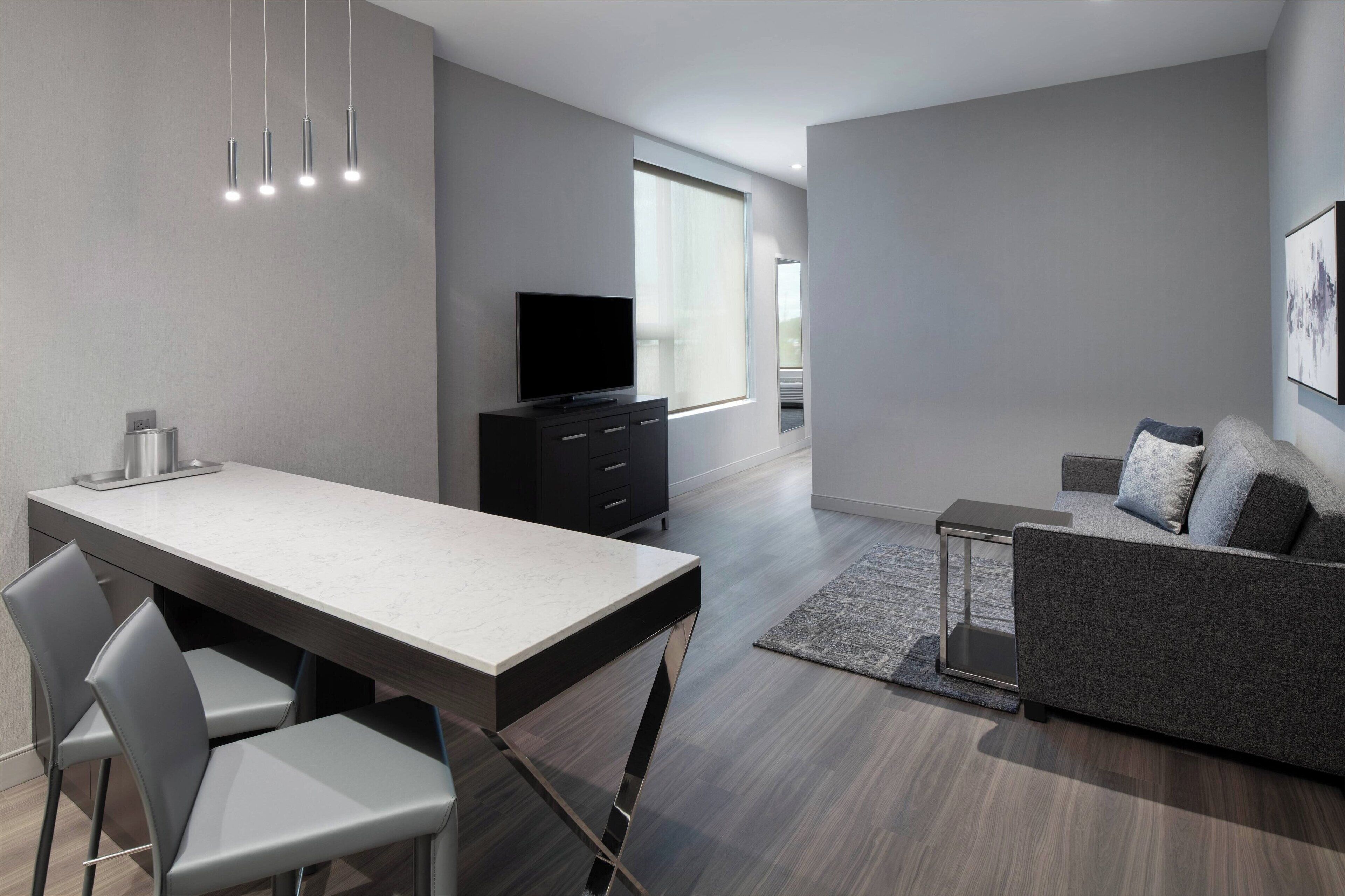 suite, 1 bedroom, non smoking | premium bedding, pillow-top beds, in-room safe, laptop workspace