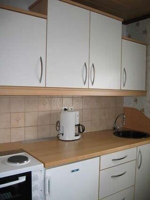 Kühlschrank, Mikrowelle, Ofen, Herdplatte