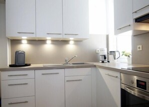 Køleskab, mikrobølgeovn, ovn, kogeplade