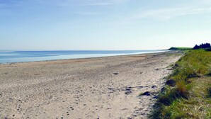 A wide sandy beach with a grassy area on the right. - 6 bedroom stunning home in Grenaa (Grenaa)