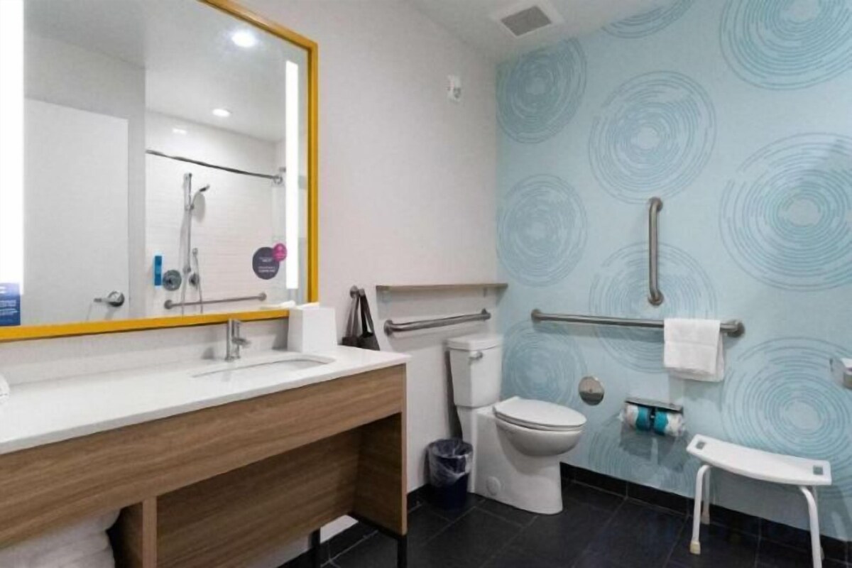 Mobility Accessible Two Queen Room with Tub