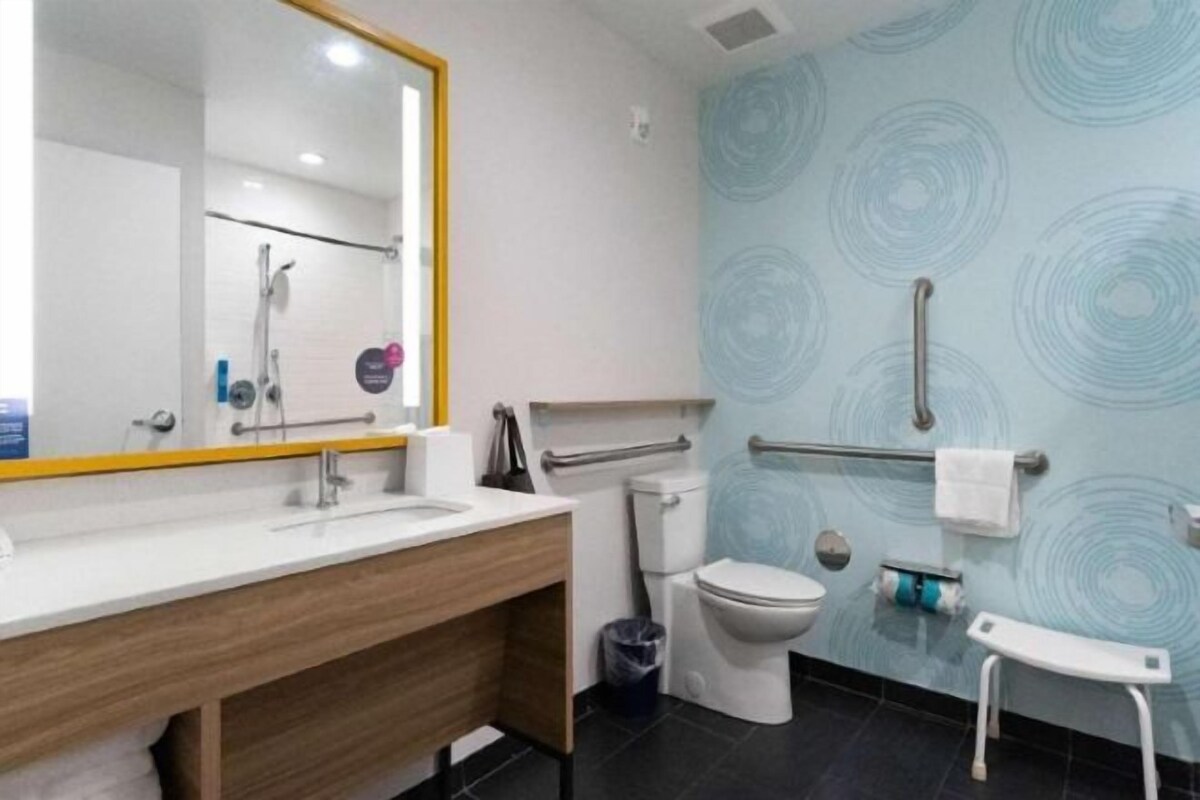 Mobility Accessible Two Queen Room with Tub