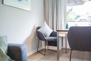 Interior - The 4-room apartment with around 80 square meters of living space is located in a small residential complex with 4 thatched houses. (Braderup)