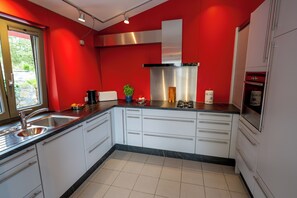 Frigorífico, horno, placa de cocina y lavavajillas