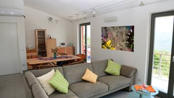 Smart-TV, Kamin, Bücher, Stereoanlage