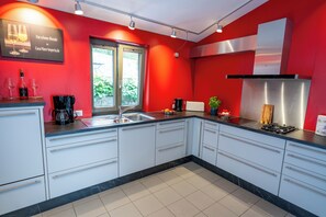 Fridge, oven, stovetop, dishwasher