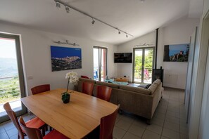 Una Smart TV, una chimenea, libros, un reproductor estéreo