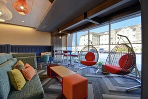 Lobby - Tru by Hilton Fort Worth Fossil Creek (Fort Worth)