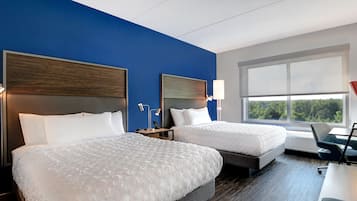 Habitación, 2 camas de matrimonio, accesible para personas con discapacidad (Hearing) | Mobiliario individual, escritorio, espacio para trabajar con un portátil