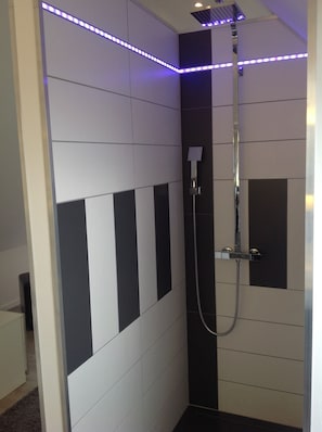 Een douche, een haardroger, handdoeken, zeep