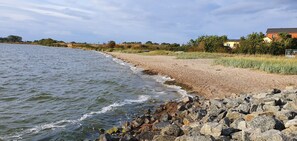 Ligstoelen aan het strand, strandlakens