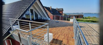 Exclusive top floor apartment with large roof terrace