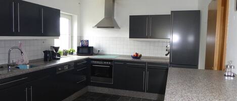 Kylskåp, mikrovågsugn, ugn och spishäll