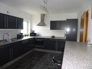 KĂŒhlschrank, Mikrowelle, Ofen, Herdplatte