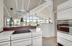 Frigorifero, piano cottura, lavastoviglie, macchina per tè/caffè