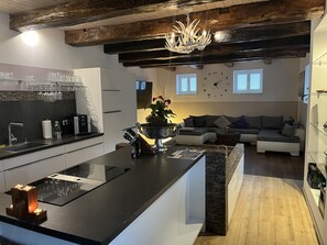 Kühlschrank, Mikrowelle, Ofen, Herdplatte