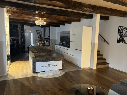 Ylellinen lomakoti rentoutumiseen, lomalle tai juhlimaan