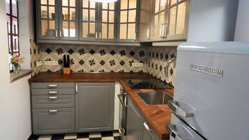 Kühlschrank, Mikrowelle, Ofen, Geschirrspüler