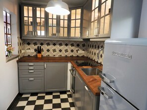 Frigorifero, microonde, forno, lavastoviglie