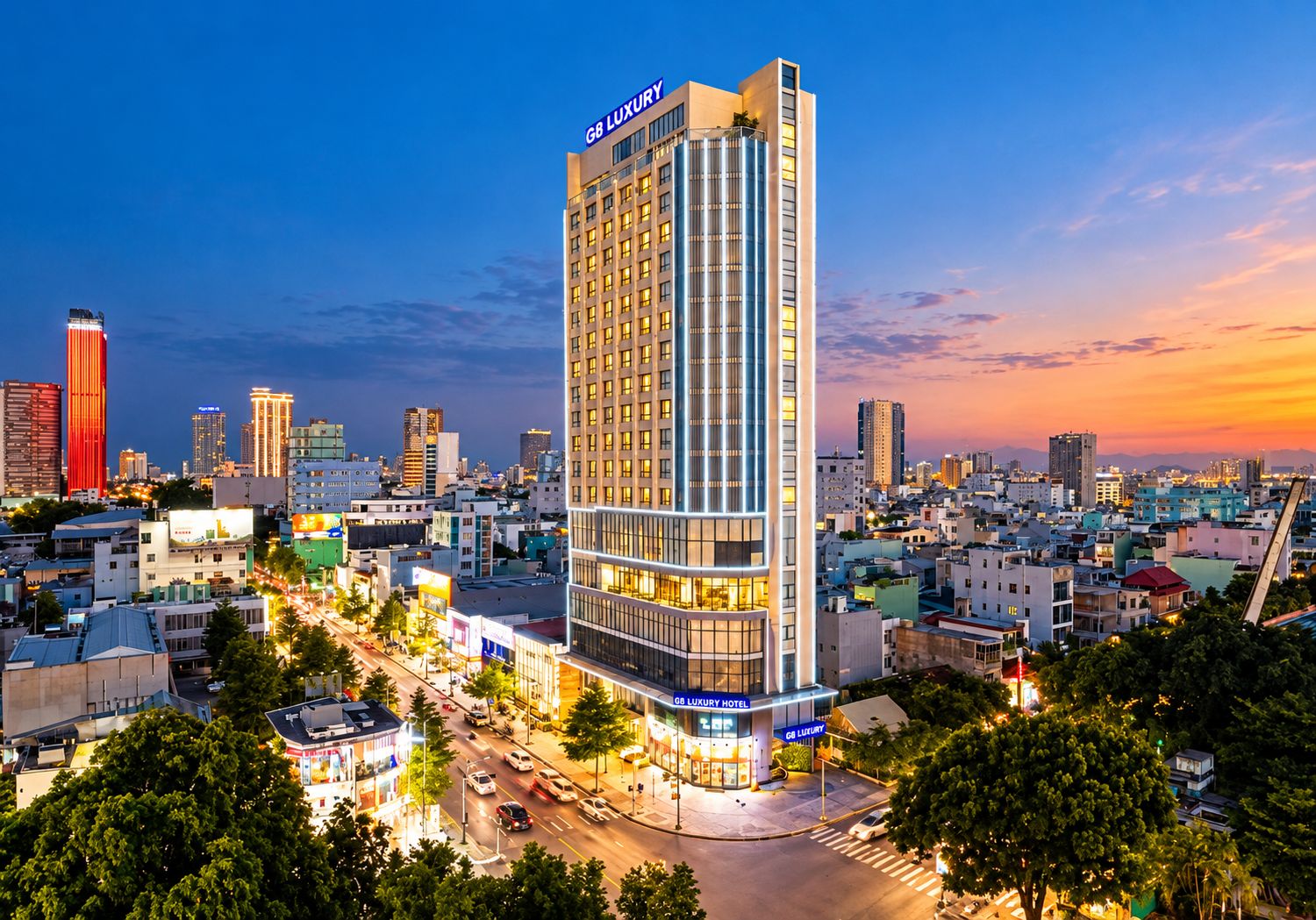 Ein Hochhaus-Hotel mit mehreren Etagen, einer markanten Beschilderung und Blick auf die umliegende Skyline in der Abenddämmerung.