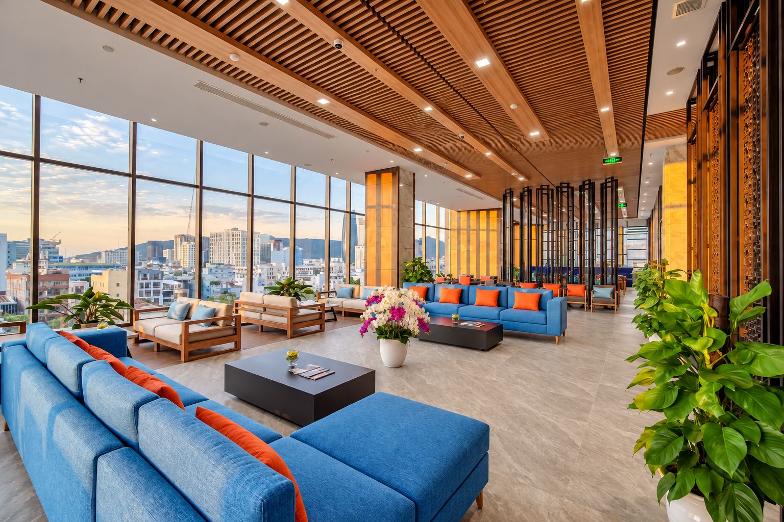 Un vestíbulo amplio con vistas a la ciudad, muebles modernos y un techo alto con vigas de madera.