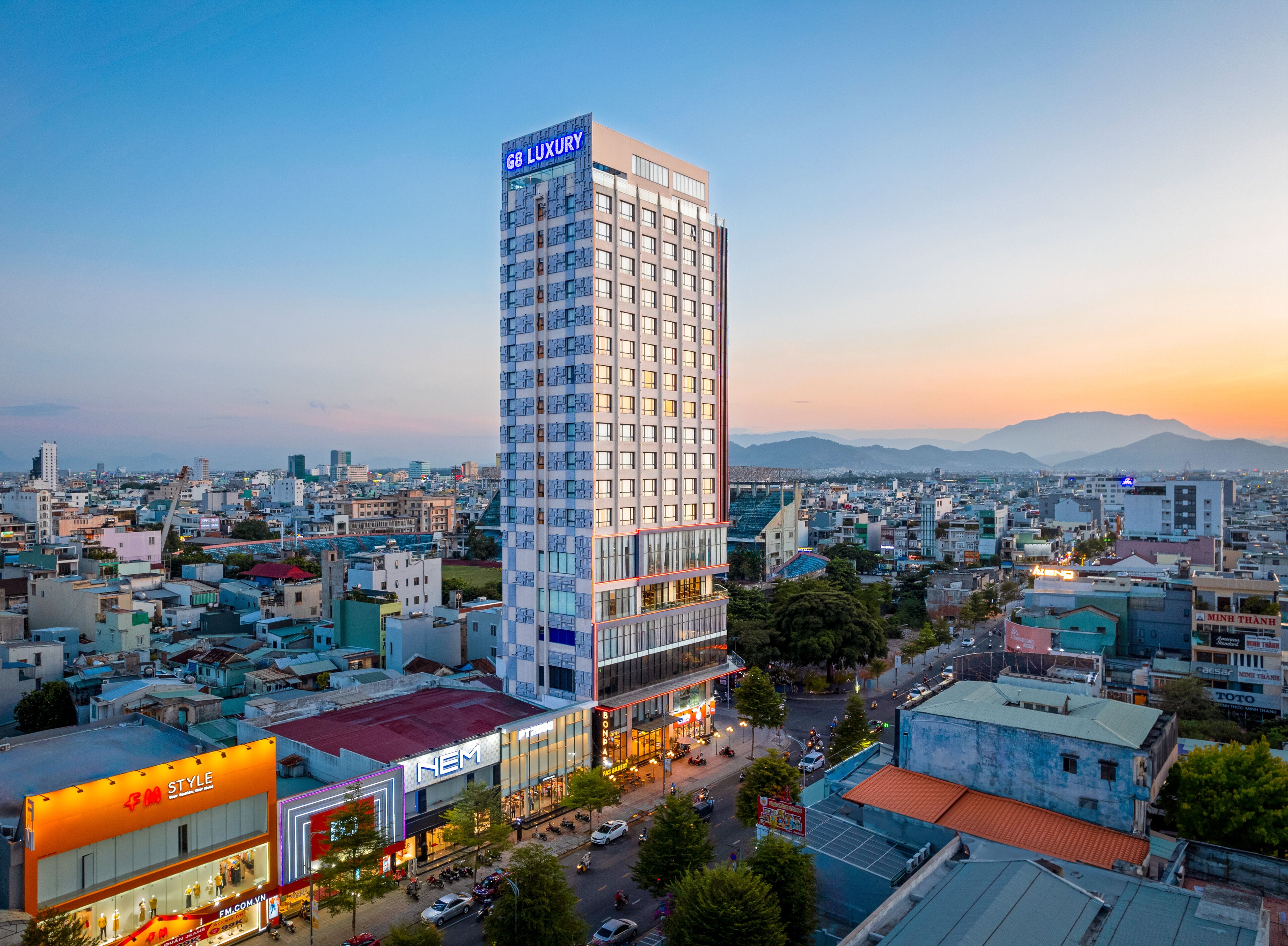 Un hôtel de grande hauteur au design moderne, situé au cœur d’une ville animée.