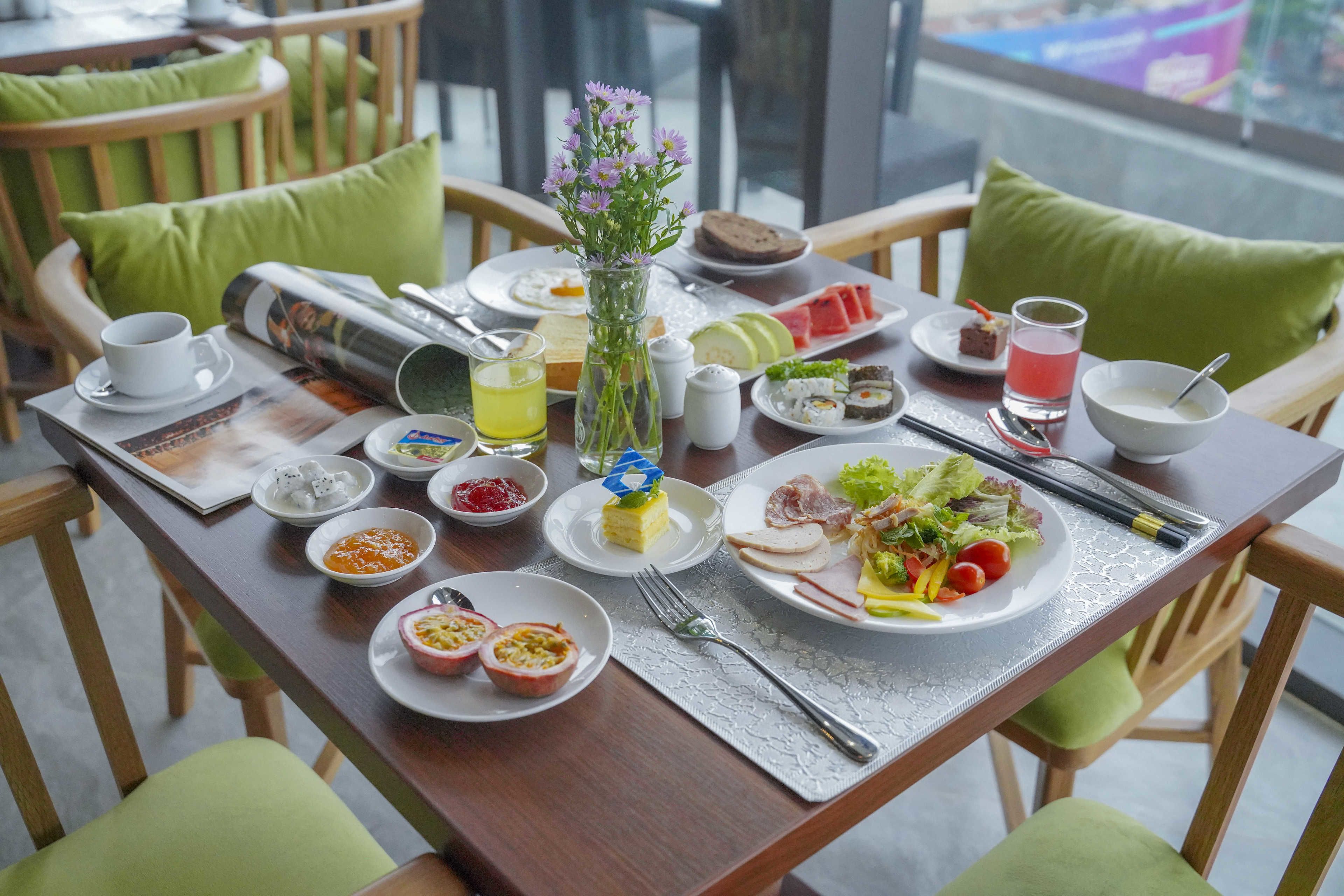 Daily buffet breakfast (VND 375000 per person)