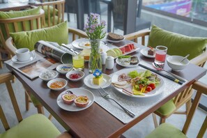 Tägliches Frühstücksbuffet gegen Gebühr