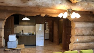 独立别墅 (Log House) | 私人厨房 | 冰箱、微波炉、炉灶、电热水壶